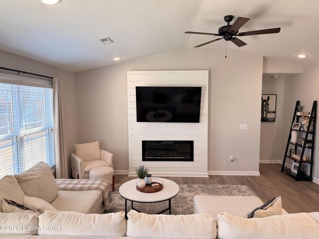 9005 Manslick Commons Dr, Louisville, KY 40219