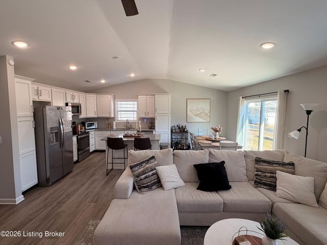 9005 Manslick Commons Dr, Louisville, KY 40219