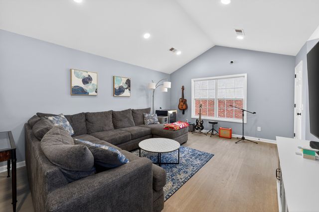 813 Chandler Grv, Hermitage, TN 37076