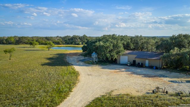 2992 County Road 7711, Devine, TX 78016