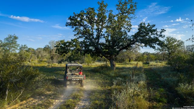 2992 County Road 7711, Devine, TX 78016