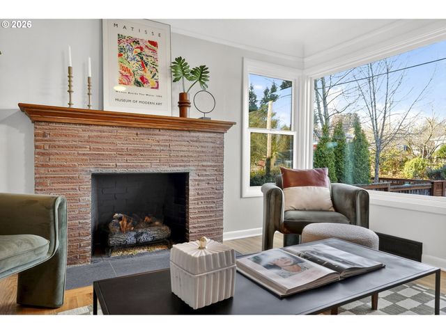 7618 Se CLAY St, Portland, OR 97215