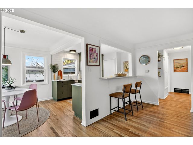 7618 Se CLAY St, Portland, OR 97215