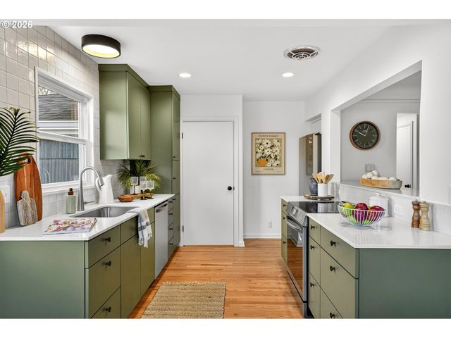 7618 Se CLAY St, Portland, OR 97215