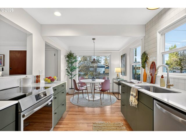 7618 Se CLAY St, Portland, OR 97215