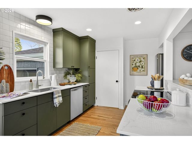 7618 Se CLAY St, Portland, OR 97215