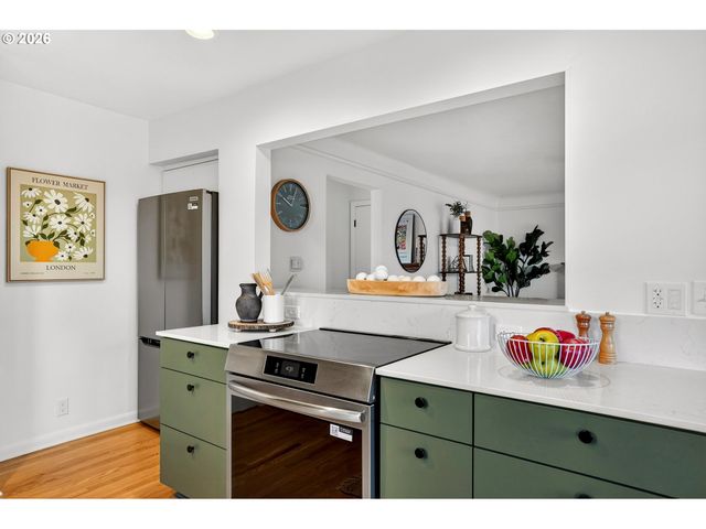 7618 Se CLAY St, Portland, OR 97215