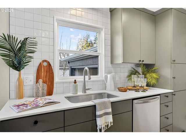 7618 Se CLAY St, Portland, OR 97215