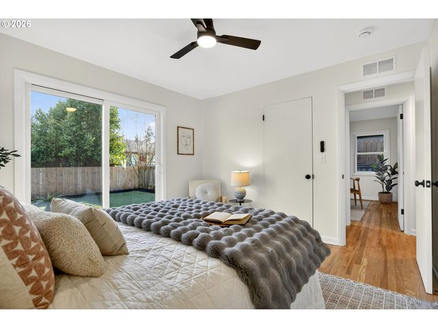 7618 Se CLAY St, Portland, OR 97215