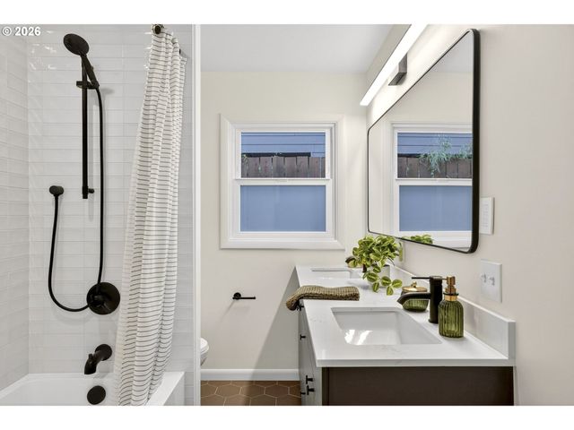 7618 Se CLAY St, Portland, OR 97215