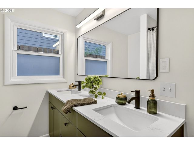 7618 Se CLAY St, Portland, OR 97215