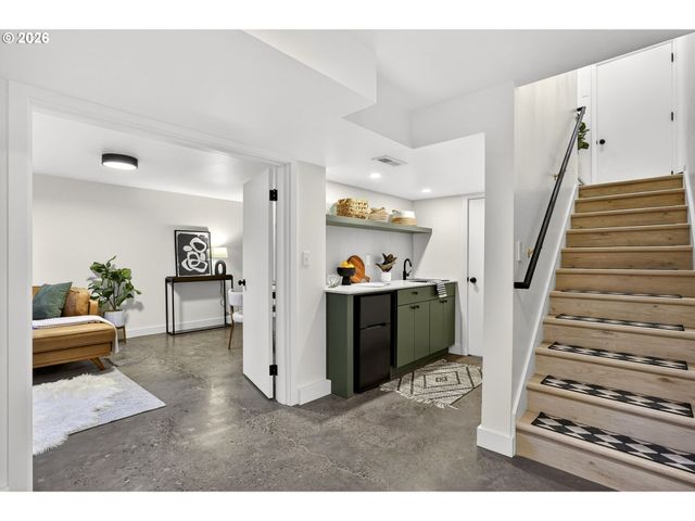 7618 Se CLAY St, Portland, OR 97215