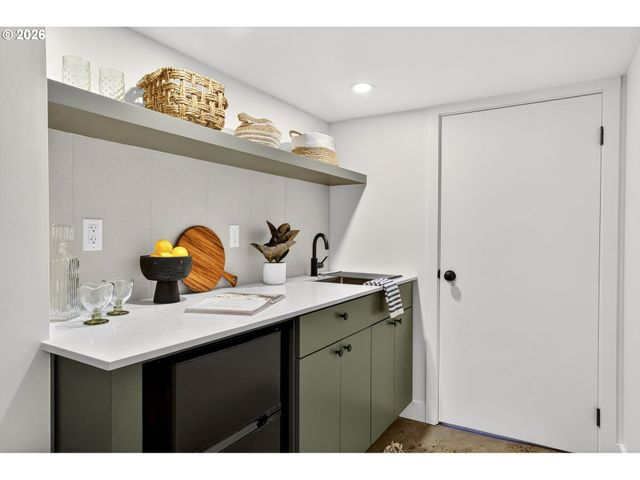 7618 Se CLAY St, Portland, OR 97215