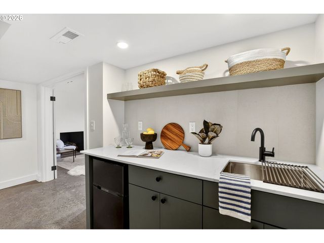 7618 Se CLAY St, Portland, OR 97215