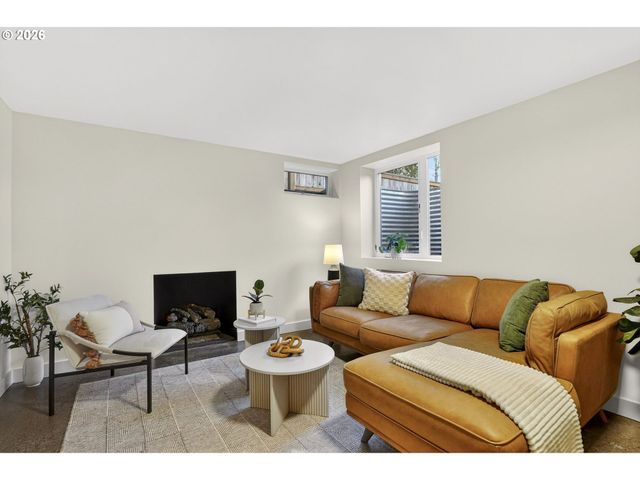 7618 Se CLAY St, Portland, OR 97215