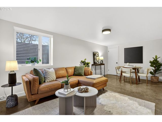 7618 Se CLAY St, Portland, OR 97215