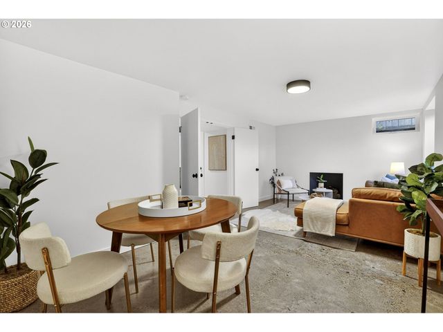 7618 Se CLAY St, Portland, OR 97215