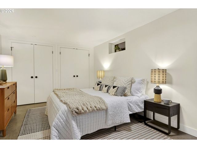 7618 Se CLAY St, Portland, OR 97215