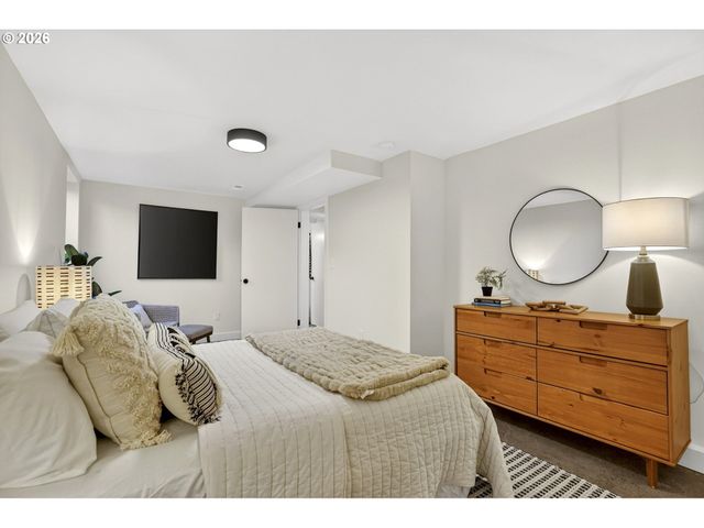 7618 Se CLAY St, Portland, OR 97215