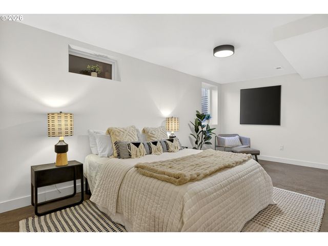 7618 Se CLAY St, Portland, OR 97215