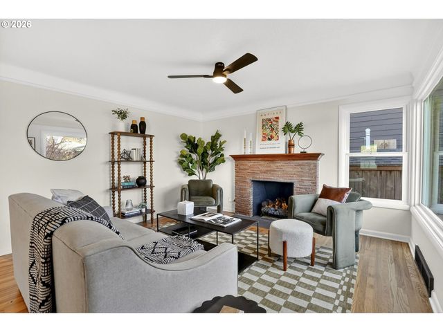 7618 Se CLAY St, Portland, OR 97215