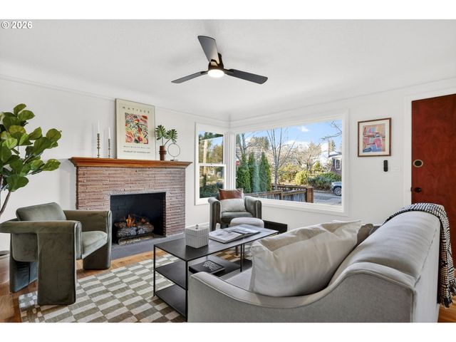 7618 Se CLAY St, Portland, OR 97215