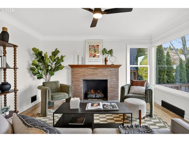 7618 Se CLAY St, Portland, OR 97215