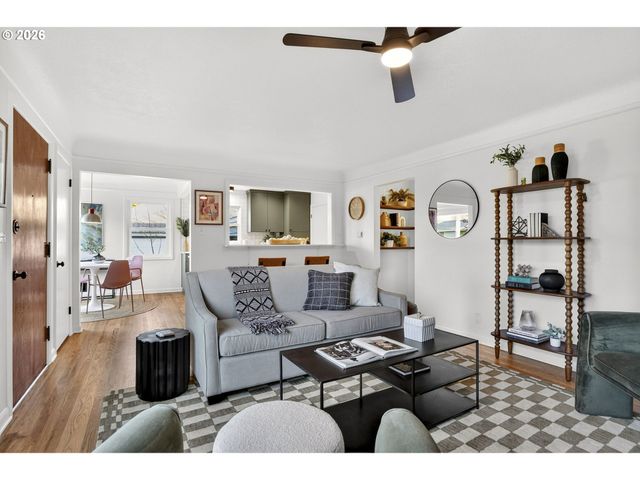 7618 Se CLAY St, Portland, OR 97215