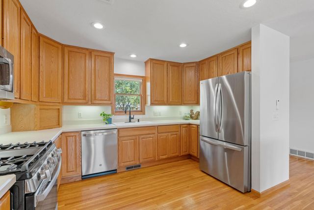 14858 Oakland Beach Avenue SE, Prior Lake, MN 55372