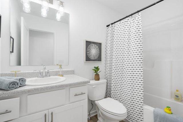 1742 N Boxwood Drive, Brookline, MO 65619