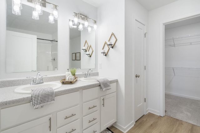 1742 N Boxwood Drive, Brookline, MO 65619