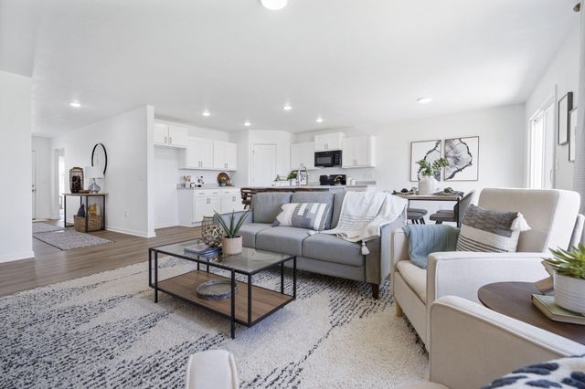 1742 N Boxwood Drive, Brookline, MO 65619