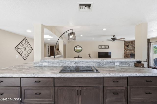 8030 N Casas Cameo, Tucson, AZ 85742