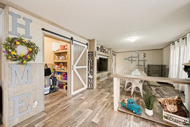 160 Kothmann Rd, La Vernia, TX 78121