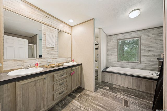 160 Kothmann Rd, La Vernia, TX 78121
