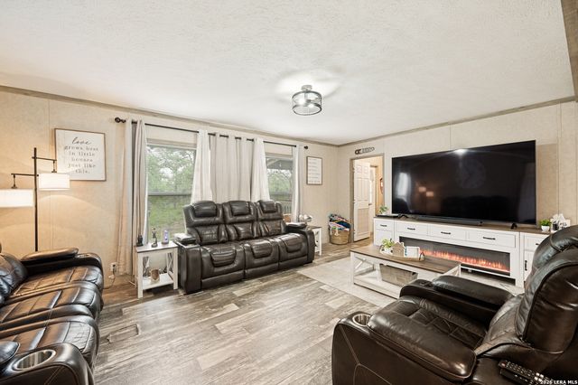 160 Kothmann Rd, La Vernia, TX 78121