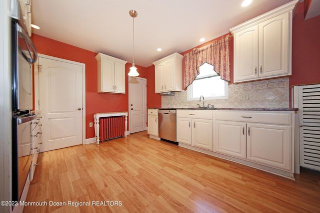 88 Memorial Parkway, Atlantic Highlands, NJ 07716