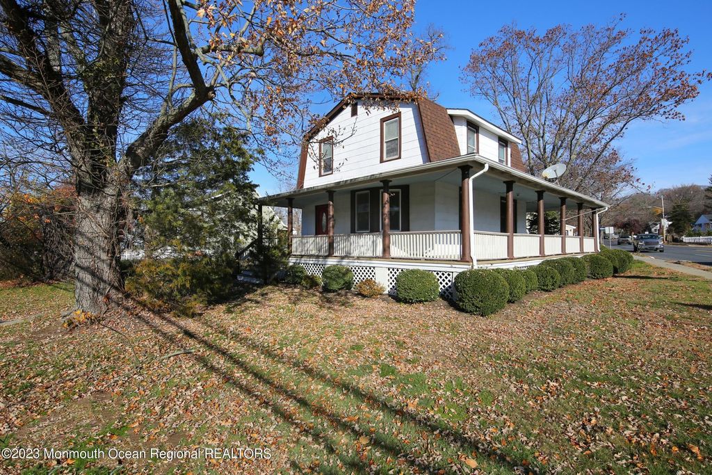 88 Memorial Parkway, Atlantic Highlands, NJ 07716