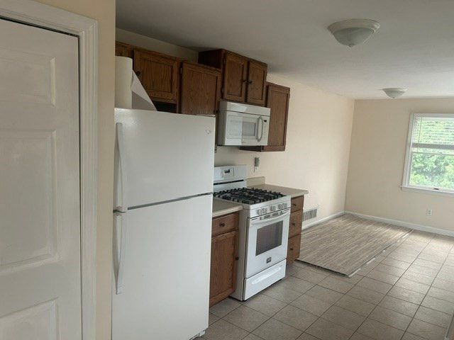 28 Farragut Street 2nd Fl., Lowell, MA 01854