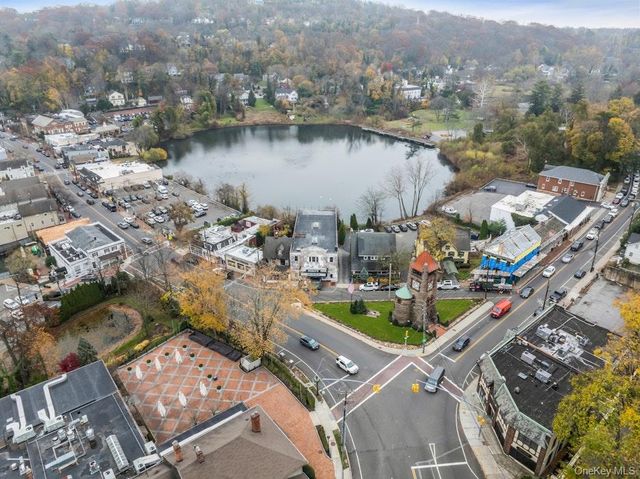 1431 Old Northern Boulevard 5, Roslyn, NY 11576