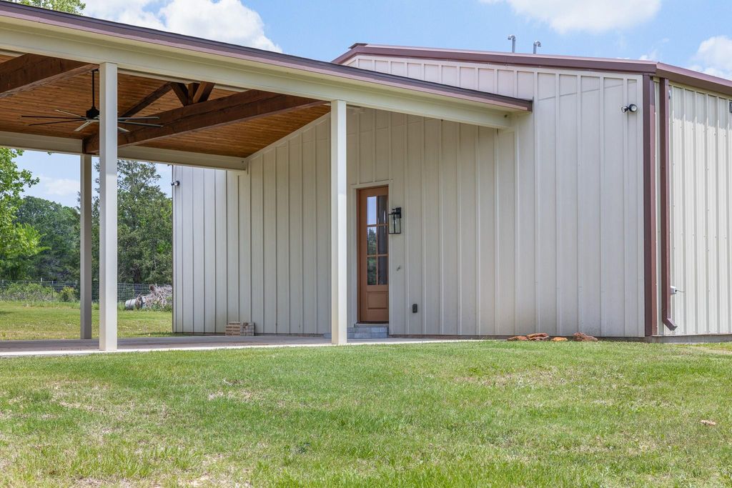 1371 Private Road 2051, Giddings, TX 78942