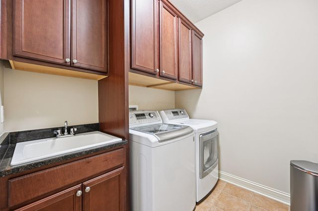 389 Ridgemoor Lane, Westerville, OH 43082