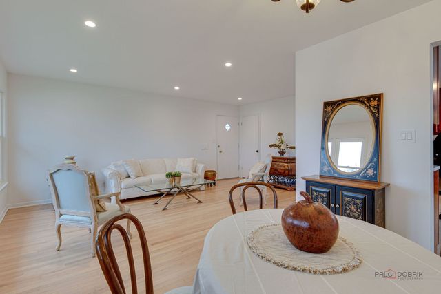 1689 S Elm Street, Des Plaines, IL 60018