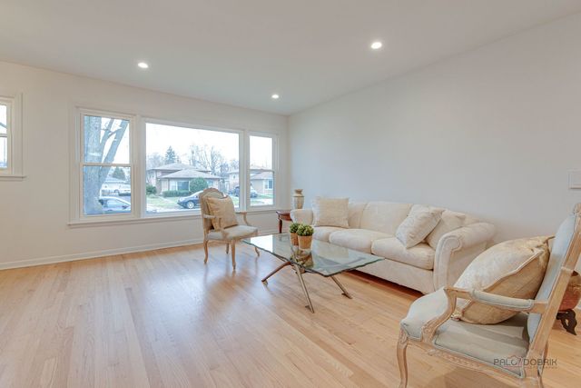 1689 S Elm Street, Des Plaines, IL 60018