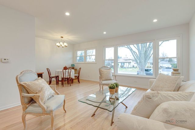 1689 S Elm Street, Des Plaines, IL 60018