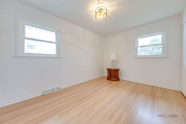 1689 S Elm Street, Des Plaines, IL 60018