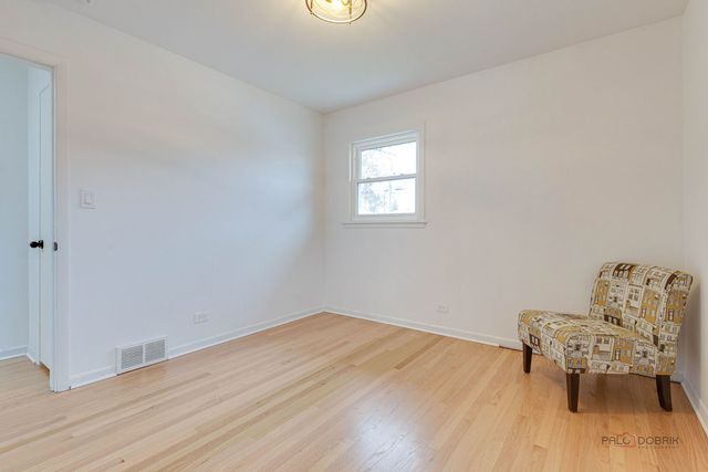 1689 S Elm Street, Des Plaines, IL 60018