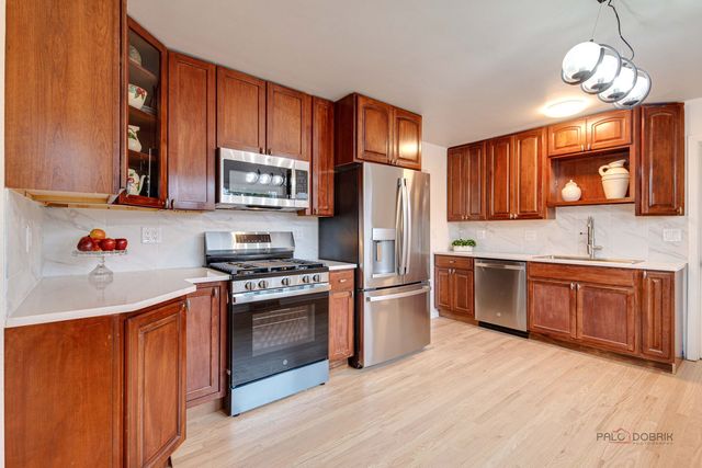 1689 S Elm Street, Des Plaines, IL 60018