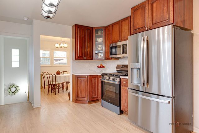 1689 S Elm Street, Des Plaines, IL 60018