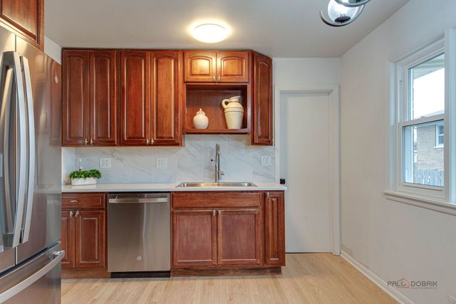 1689 S Elm Street, Des Plaines, IL 60018